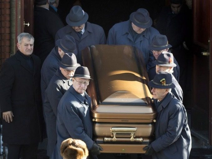 Чому небіжчика виносять ногами вперед: священик пояснив