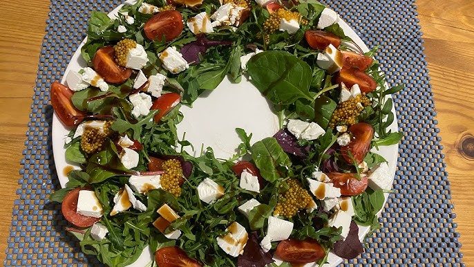 Зеленый салат с фетой и хрустящим беконом