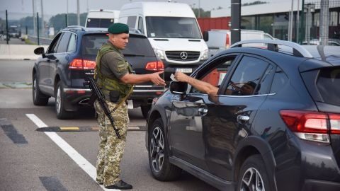 Кабмин разрешил мужчинам от 18 до 22 лет выезжать за границу: детали