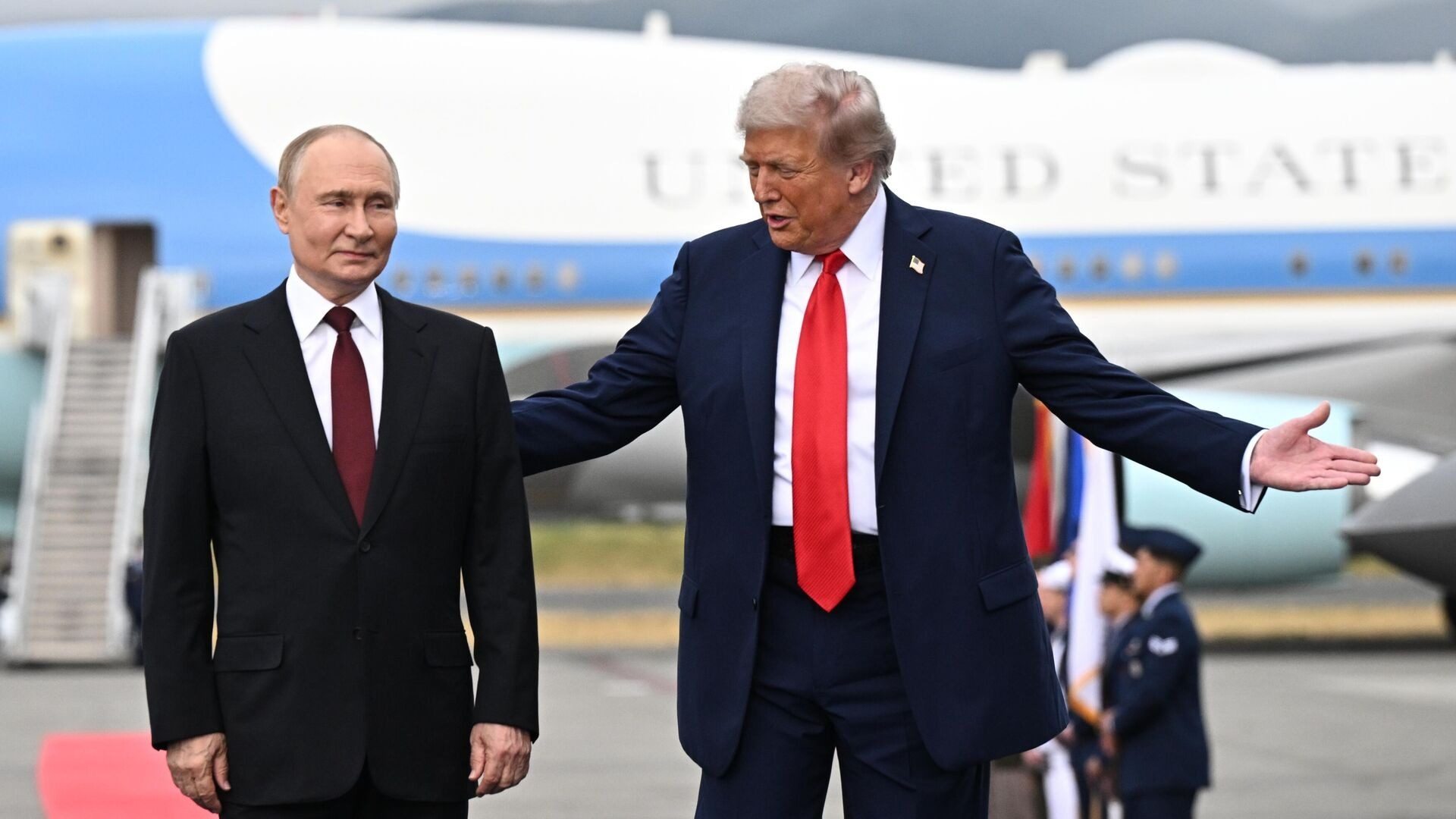 А вы знали, зачем Трамп поглаживал руку Путина?