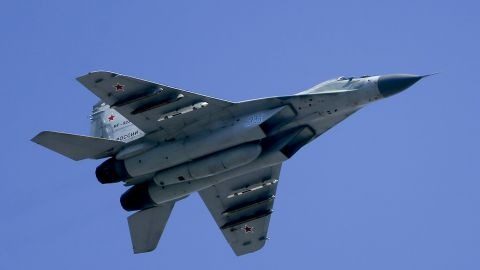 В Армении российский истребитель протаранил столб на проспекте