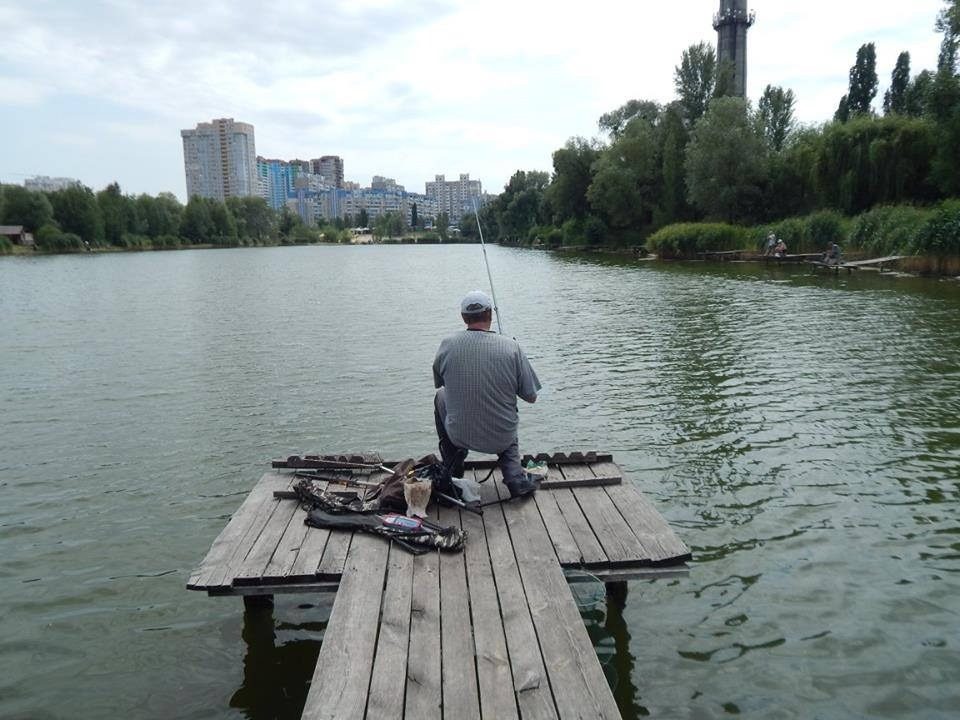 Улов месяца: в Киеве рыбак выловил из озера неприятный сюрприз