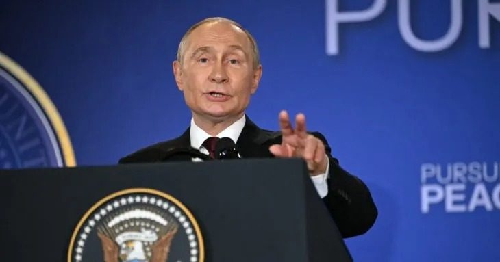 Чому Путін так дивно поводився на зустрічі з Трампом: причина