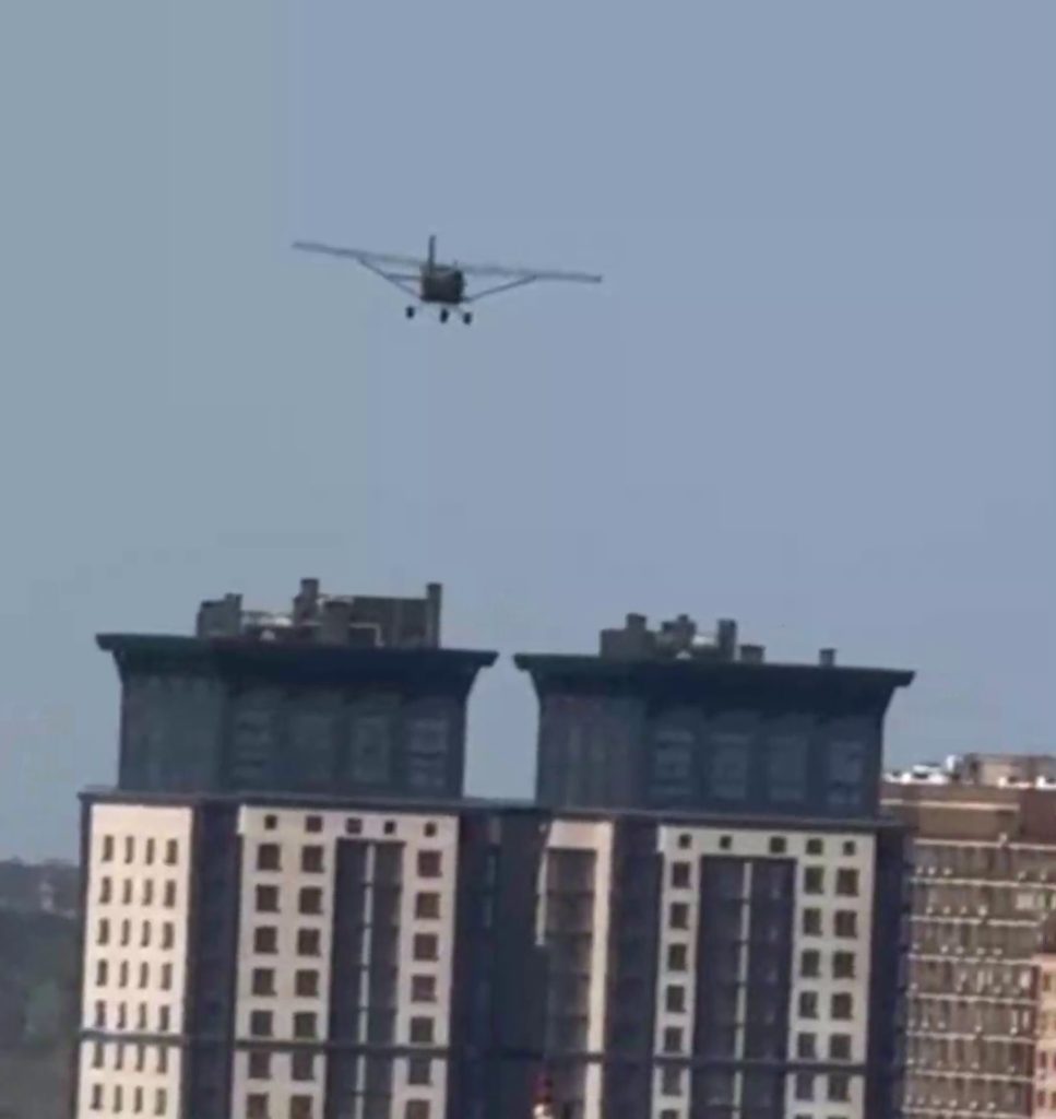 В Ростове дрон влетел в многоэтажку: криворукое ПВО изменило курс БПЛА 4 В Ростове дрон влетел в многоэтажку: криворукое ПВО изменило курс БПЛА