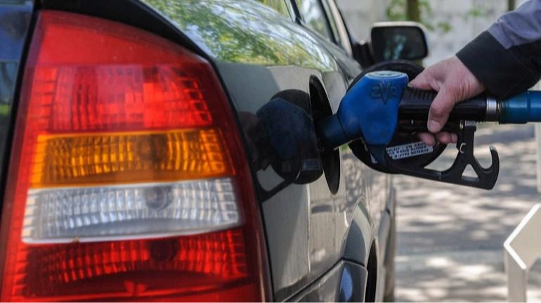В РФ — дефицит бензина: километровые очереди на АЗС