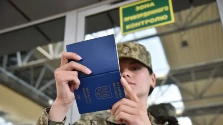 Кабмин разрешил мужчинам от 18 до 22 лет выезжать за границу: детали
