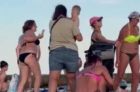 Злітали купальники: на пляжі в Одесі побилися жінки (відео)