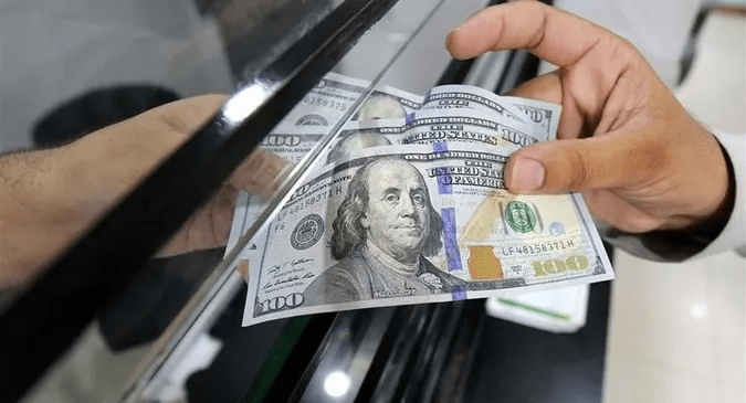 Як дії Трампа вплинули на долар: прогнози для українців