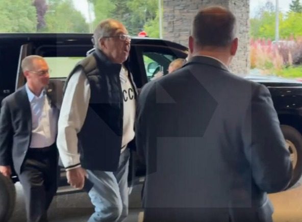 Вже провокація: що одягнув Лавров на зустріч на Алясці (відео)
