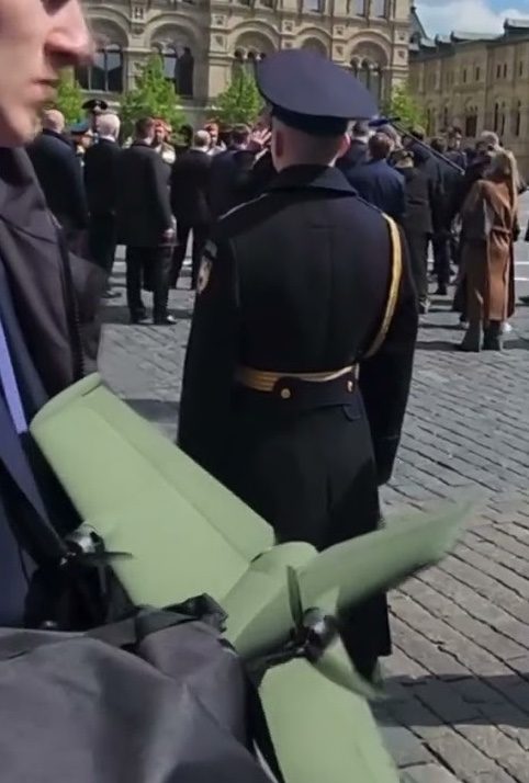 То, что увидели в руках охранника Путина, ошеломило сеть 3 То, что увидели в руках охранника Путина, ошеломило сеть