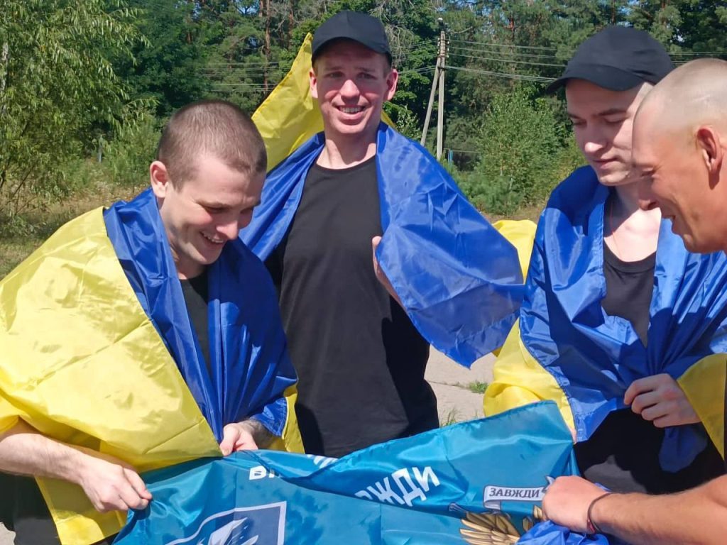 Украина вернула еще 84 гражданина из российского плена (фото) 9 Украина вернула еще 84 гражданина из российского плена (фото)