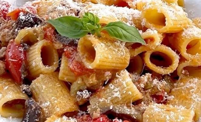 Ароматная паста с баклажанами и колбасками: быстрый рецепт