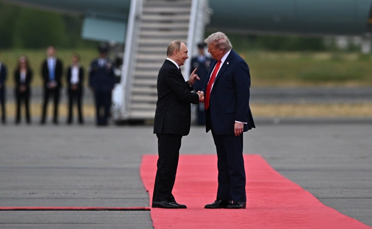 А вы знали, зачем Трамп поглаживал руку Путина?