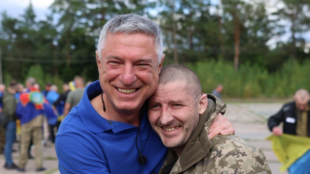 У День Незалежності з полону повернулося 146 українців (фото) 13 У День Незалежності з полону повернулося 146 українців (фото)