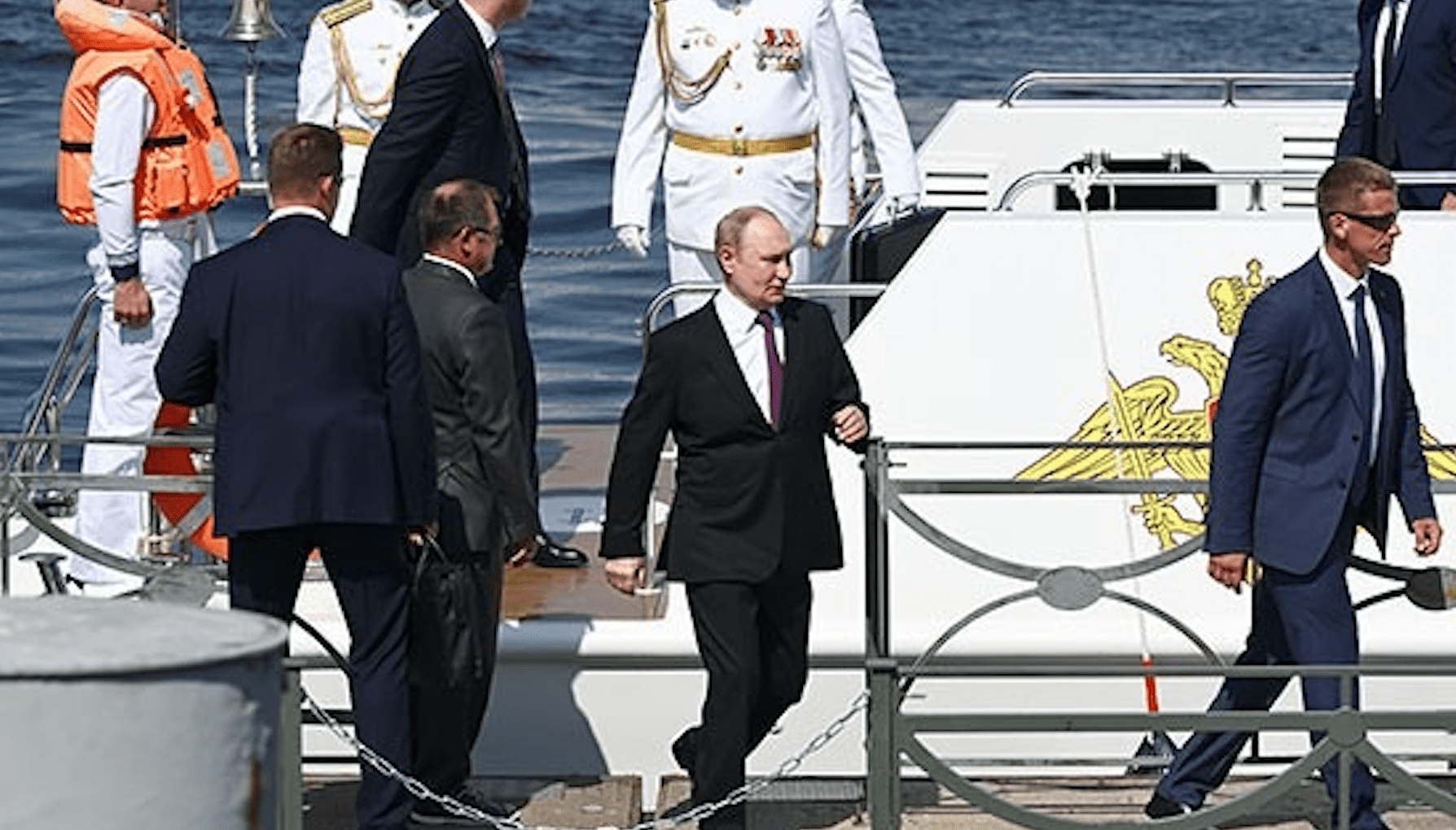 То, что увидели в руках охранника Путина, ошеломило сеть ➤ Prozoro.net.ua