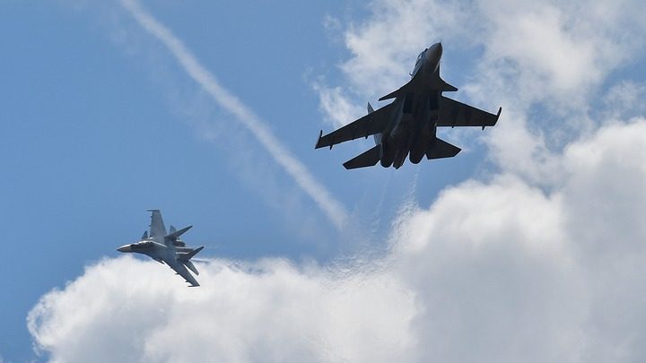 В Армении российский истребитель протаранил столб на проспекте