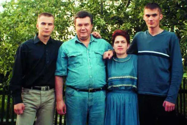 Весілля Віктора і Людмили Януковичів: під вінець одразу з колонії (фото)
