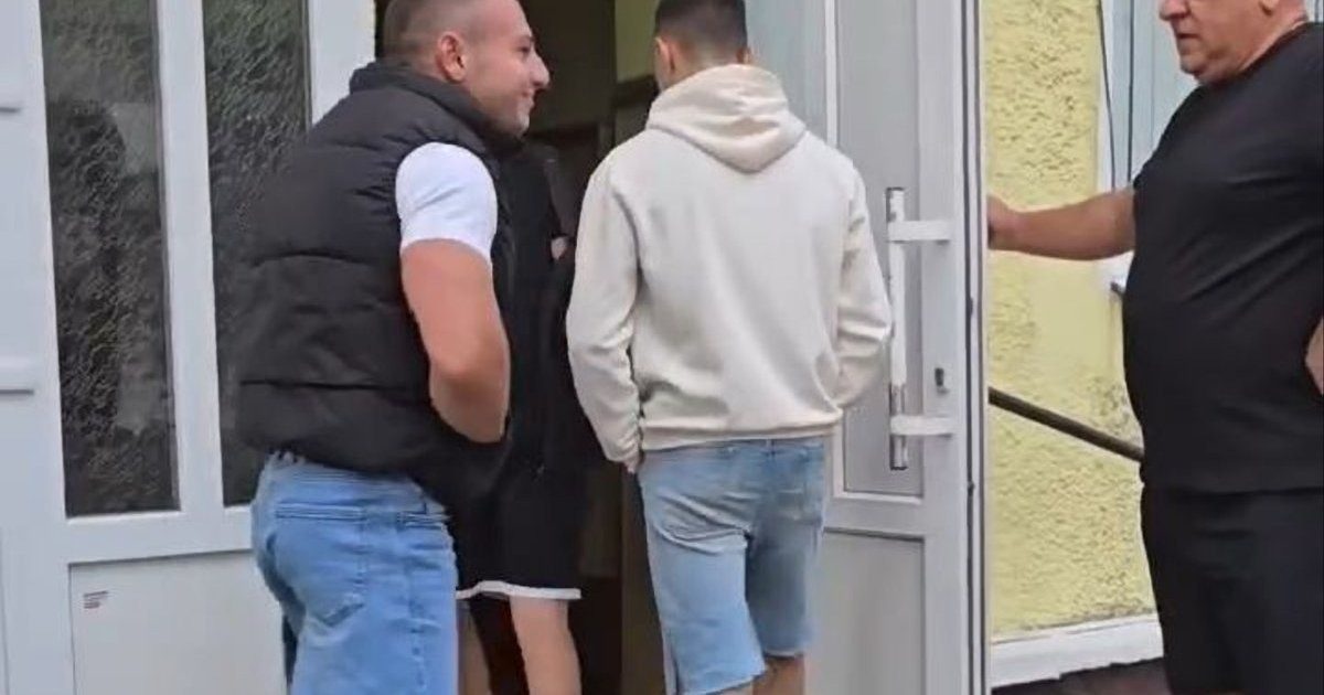 «Ты бы еще шубу одела»: директор школы заставил детей прийти в шортах