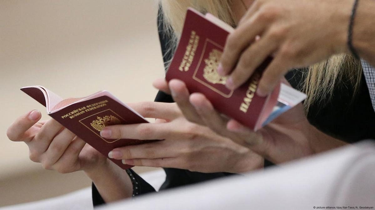 Вот кто получил гражданство РФ из рук Путина: сложно поверить