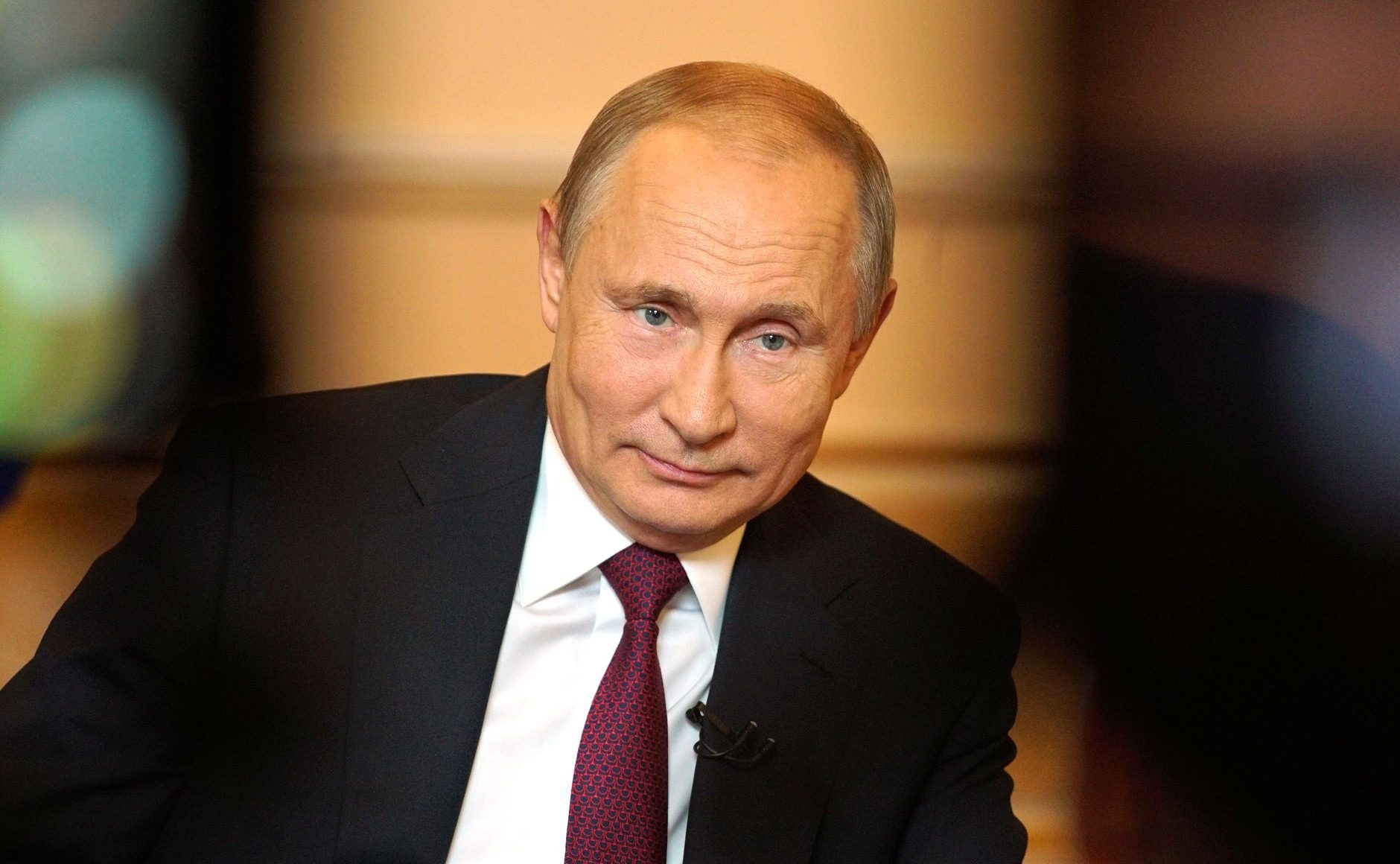 “РФ на межі рецесії, але Путін ламає комедію”, – Bloomberg