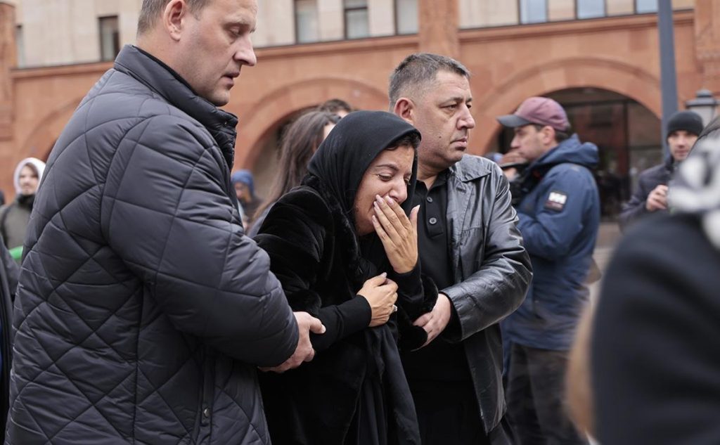 Смертельно хвора Симоньян збожеволіла на похороні чоловіка (фото)
