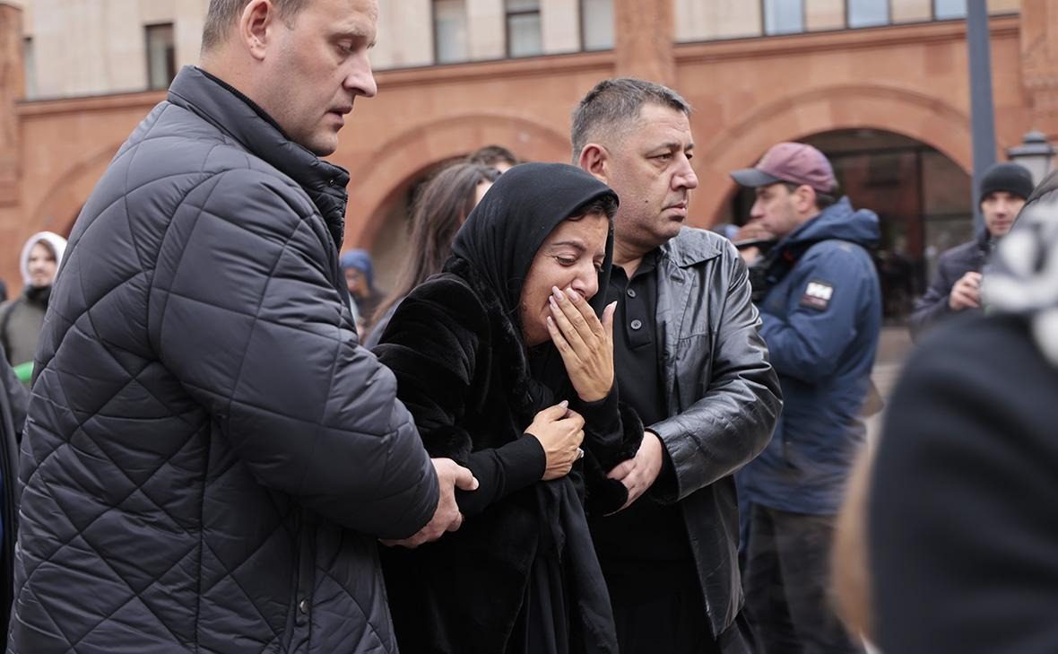 Смертельно хвора Симоньян збожеволіла на похороні чоловіка (фото)