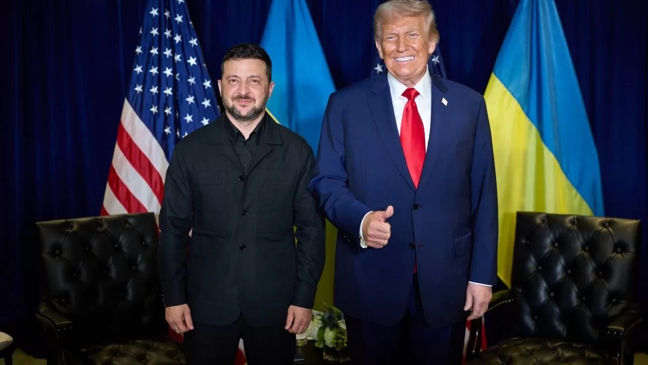 После встречи с Трампом Зеленский показал жест журналистке