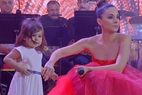 Саакашвили и мать его дочки показали ее в первый день школы