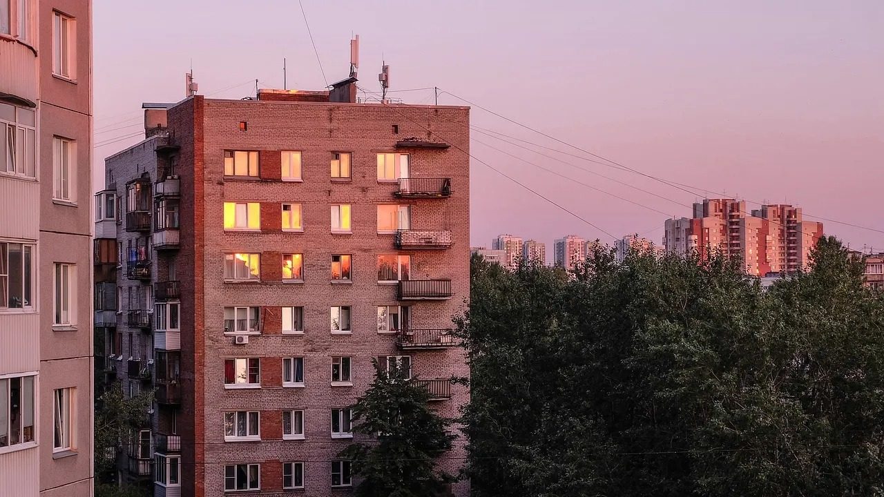 В Киеве мужчина выпал с 19-го этажа и выжил: что его спасло
