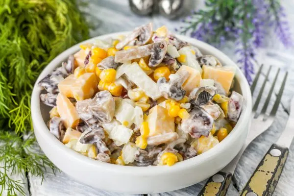 Салат с курицей и маринованными грибами