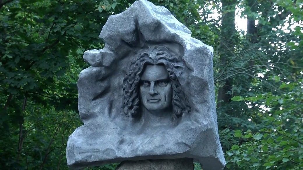 “Кузьма в труні перевернувся”: новий пам’ятник Скрябіну вражає