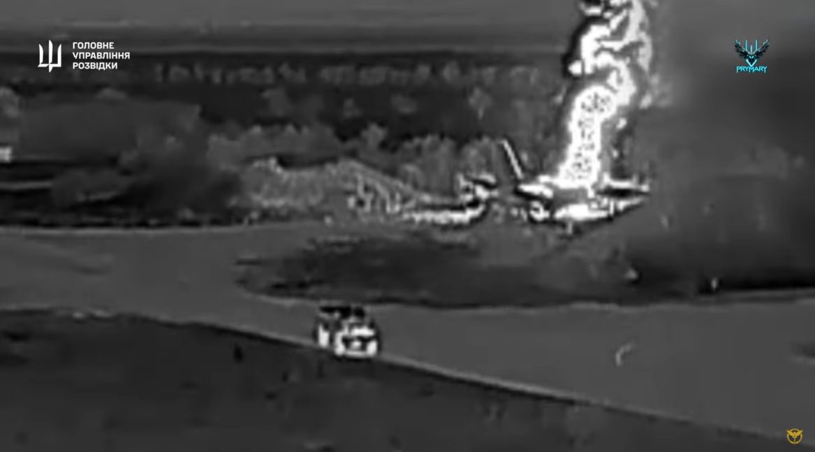 Бійці ГУР спалили два російські літаки Ан-26 в Криму (відео)