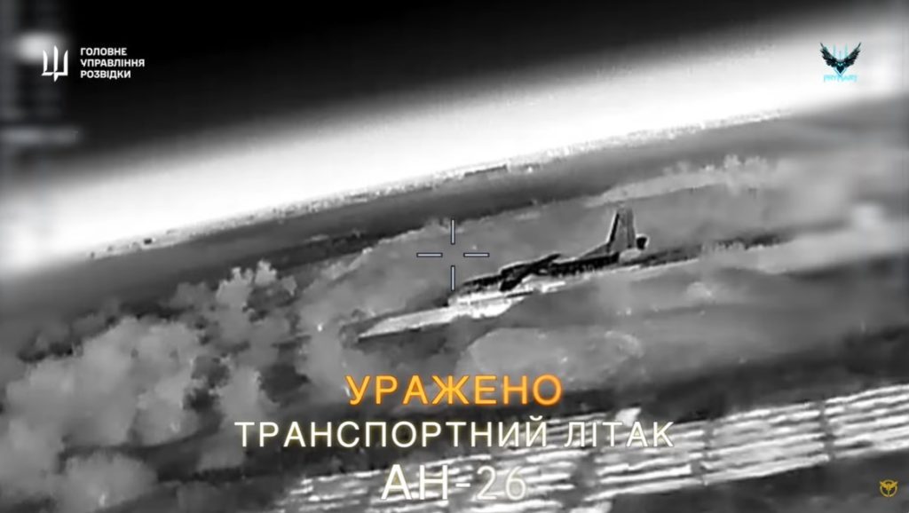 Бійці ГУР спалили два російські літаки Ан-26 в Криму (відео) 4 Бійці ГУР спалили два російські літаки Ан-26 в Криму (відео)
