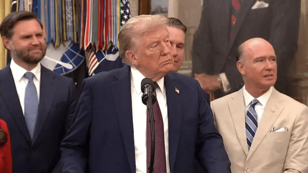 У Трампа помітили дивну пухлину під піджаком (фото)