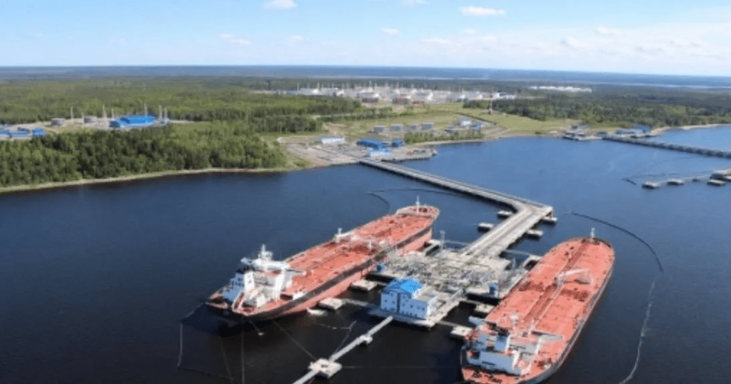 Рекордное количество украинских дронов ударило по России: поражены порт и нефтебаза (видео)