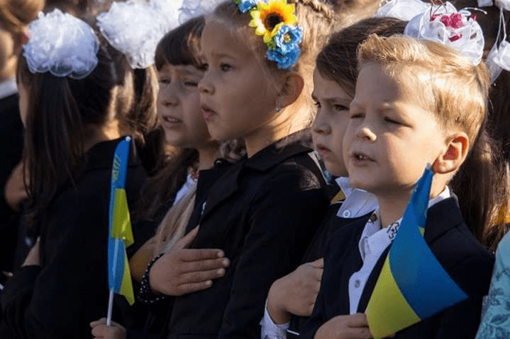 Маленька патріотка: школярка вразила виконанням гімну в День знань ➤ Prozoro.net.ua