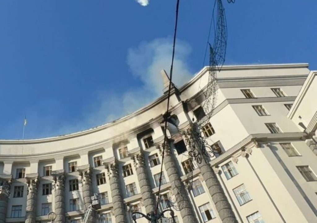 "Світ має відреагувати!" Свириденко показала наслідки атаки дронів по будівлі Кабміну