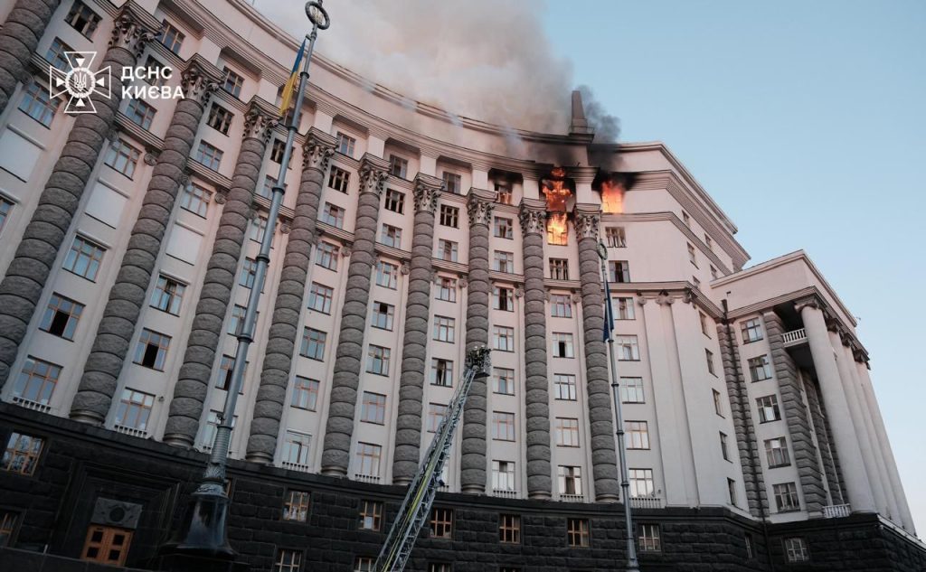 "Світ має відреагувати!" Свириденко показала наслідки атаки дронів по будівлі Кабміну