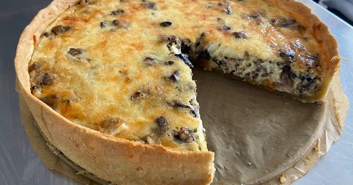 Пирог с курицей, грибами и шпинатом