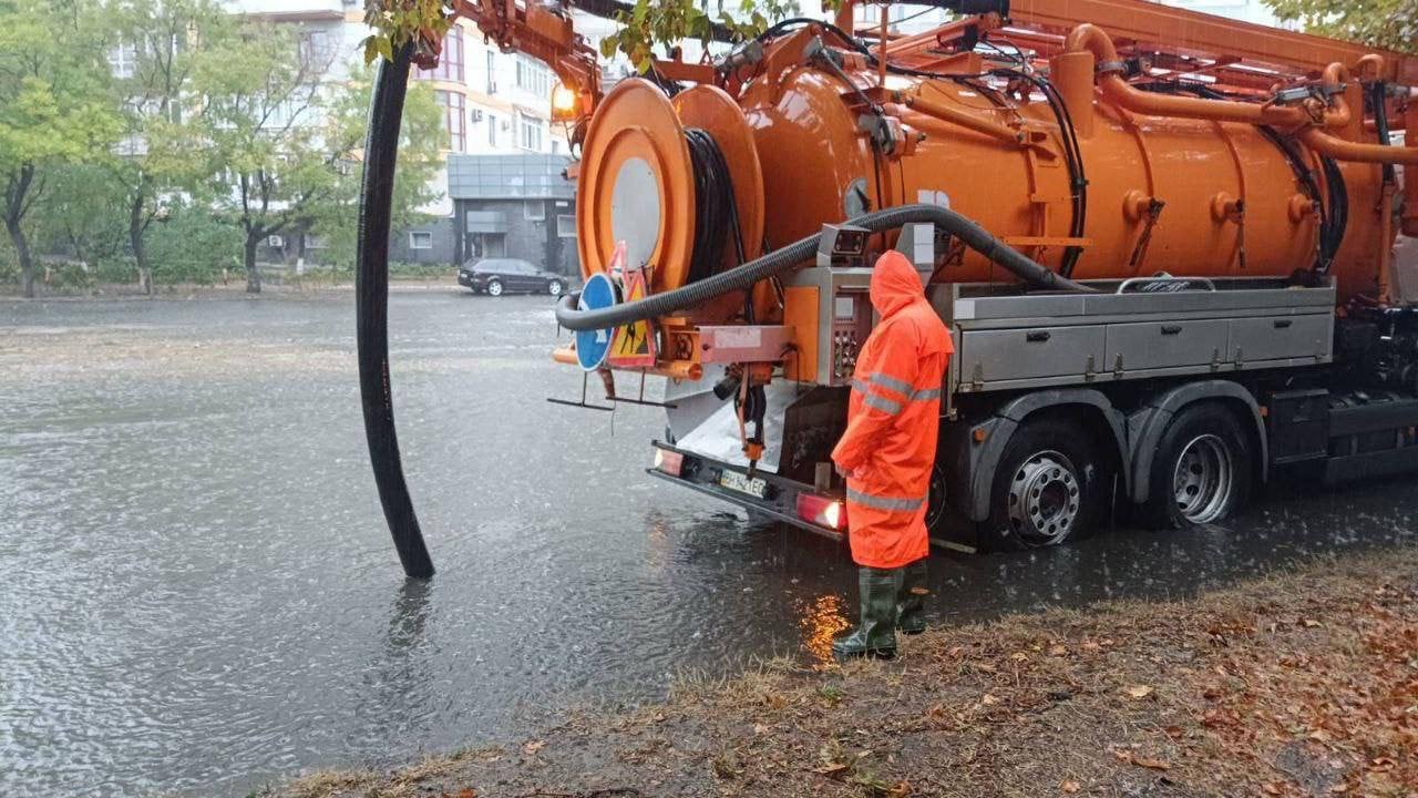 Одесса ушла под воду: остановлен транспорт, школы переходят на дистанционку (фото, видео)