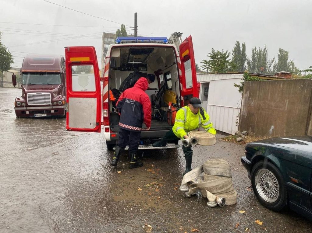 Одесса ушла под воду: остановлен транспорт, школы переходят на дистанционку (фото, видео) 7 Одесса ушла под воду: остановлен транспорт, школы переходят на дистанционку (фото, видео)