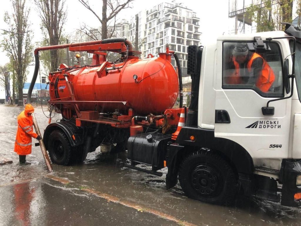 Одесса ушла под воду: остановлен транспорт, школы переходят на дистанционку (фото, видео) 8 Одесса ушла под воду: остановлен транспорт, школы переходят на дистанционку (фото, видео)