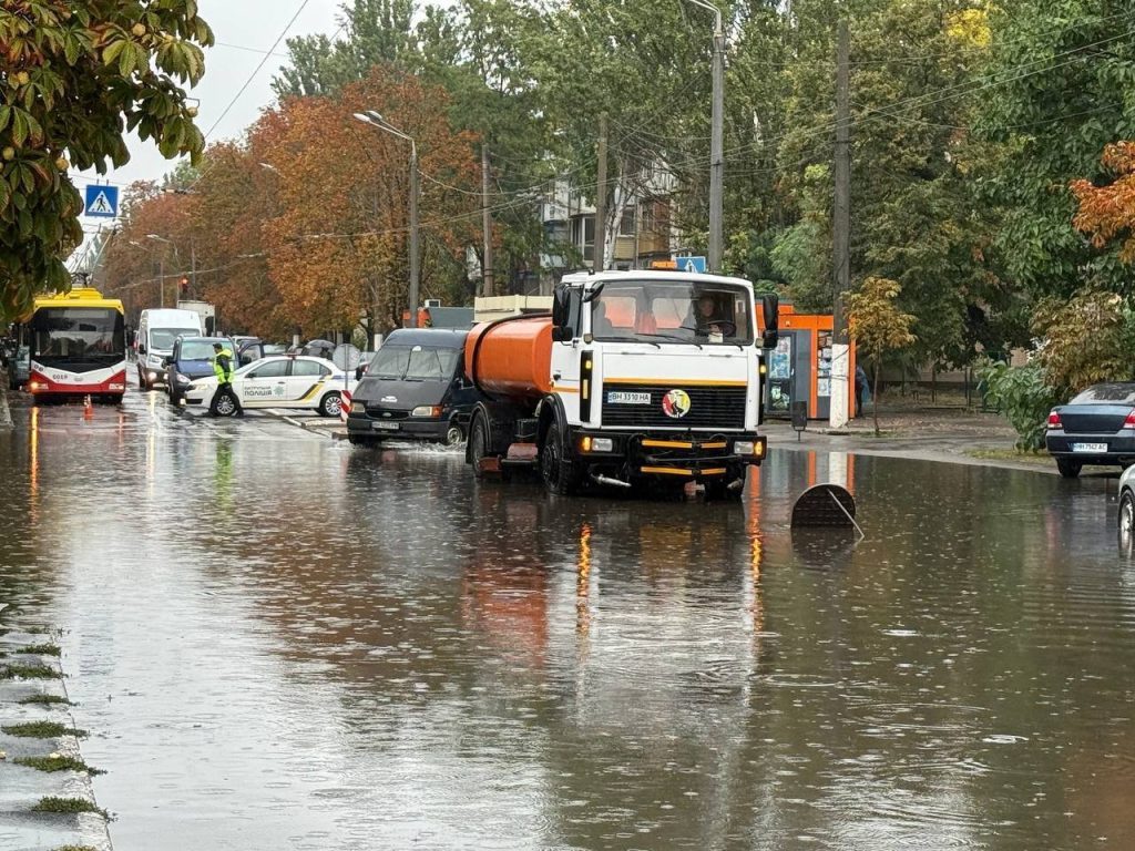 Одесса ушла под воду: остановлен транспорт, школы переходят на дистанционку (фото, видео) 9 Одесса ушла под воду: остановлен транспорт, школы переходят на дистанционку (фото, видео)