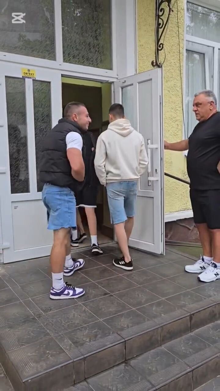 «Ты бы еще шубу одела»: директор школы заставил детей прийти в шортах