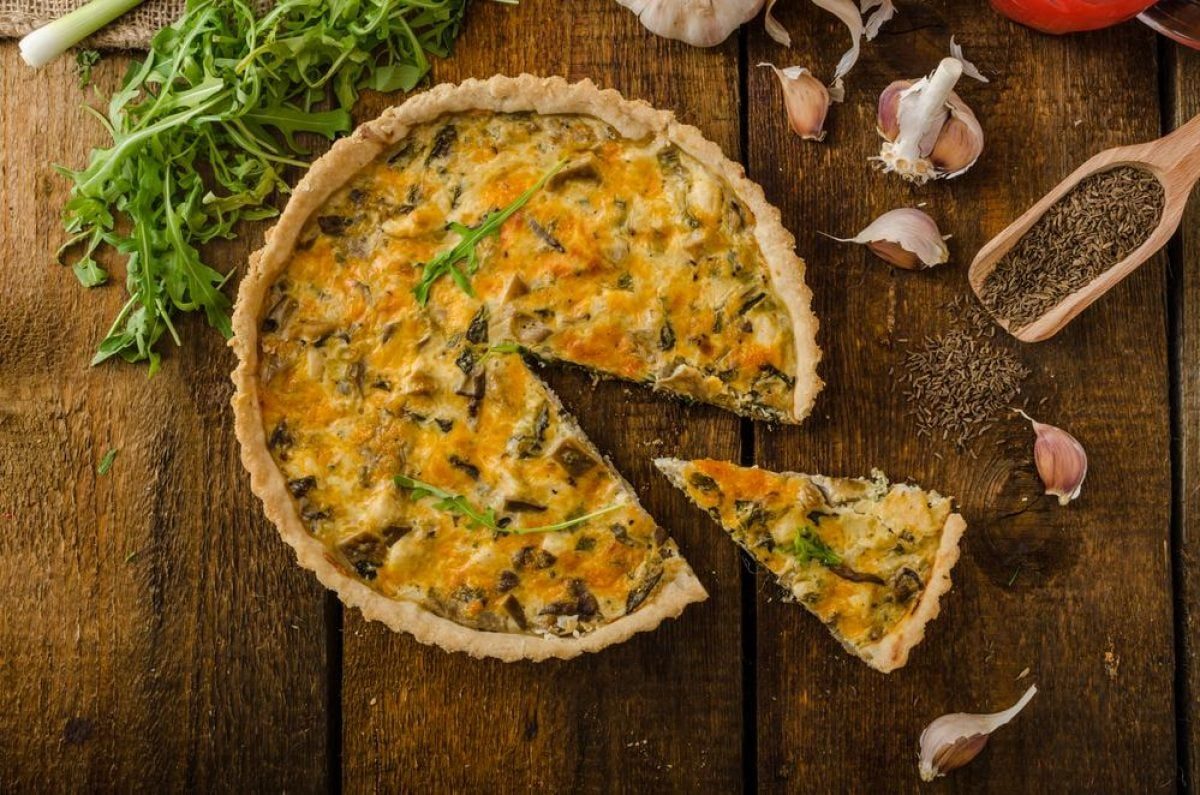 Пирог с курицей, грибами и шпинатом