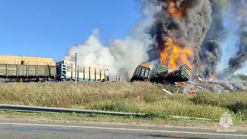 Потяг з пальним загорівся в Росії унаслідок ДТП (фото та відео) 3 Потяг з пальним загорівся в Росії унаслідок ДТП (фото та відео)