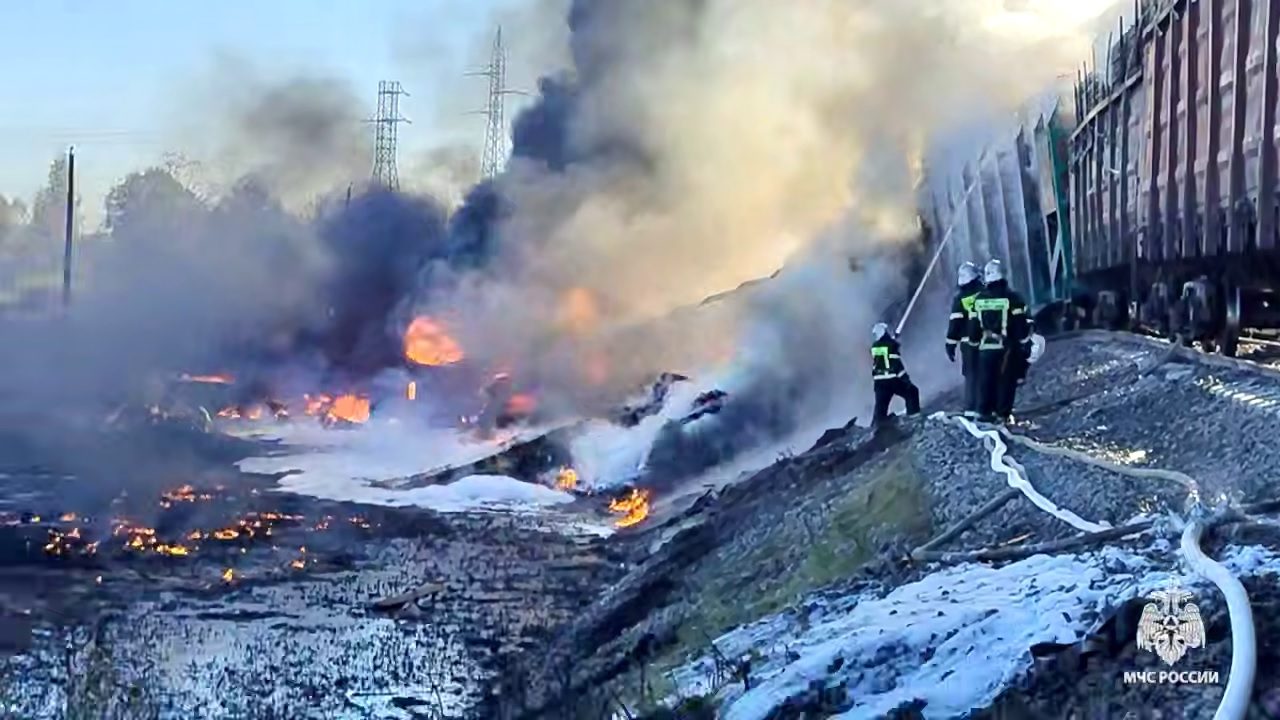 Поезд с горючим загорелся в России в результате ДТП (фото и видео)