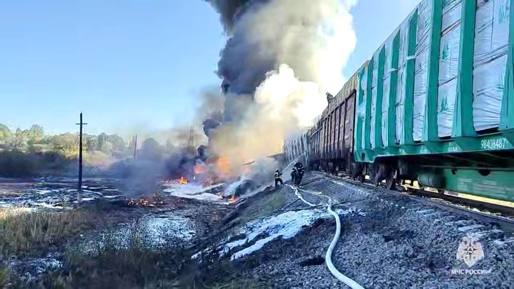 Потяг з пальним загорівся в Росії унаслідок ДТП (фото та відео) 4 Потяг з пальним загорівся в Росії унаслідок ДТП (фото та відео)