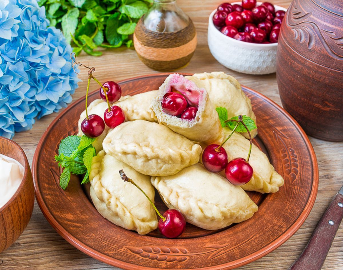 Вареники с вишнями на пару – мягкие и пышные
