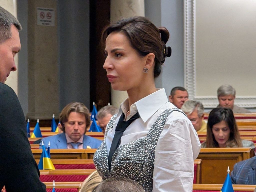 Безугла змінила зачіску та висміяла сукню колеги (фото)